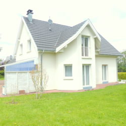 4.5-Zimmer Einfamilienhaus mit Hallenbad und grossem Garten