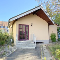Freistehende Gewerbeliegenschaft mit Garten